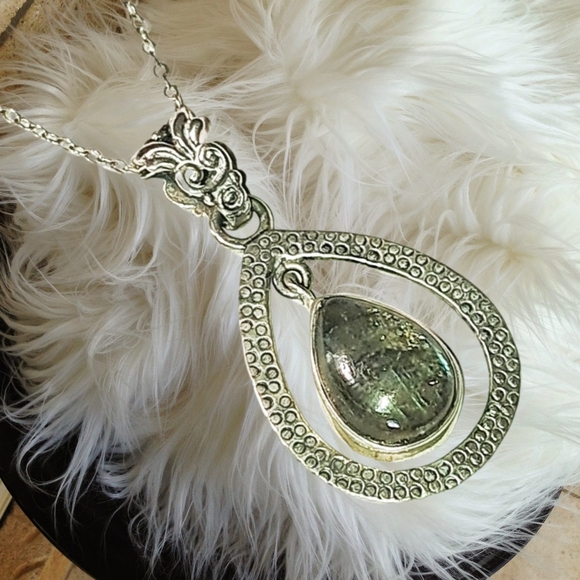 Sterling Silver Teardrop Pendant with Labradorite Gemstone and 925 Chain - Picture 3 of 8